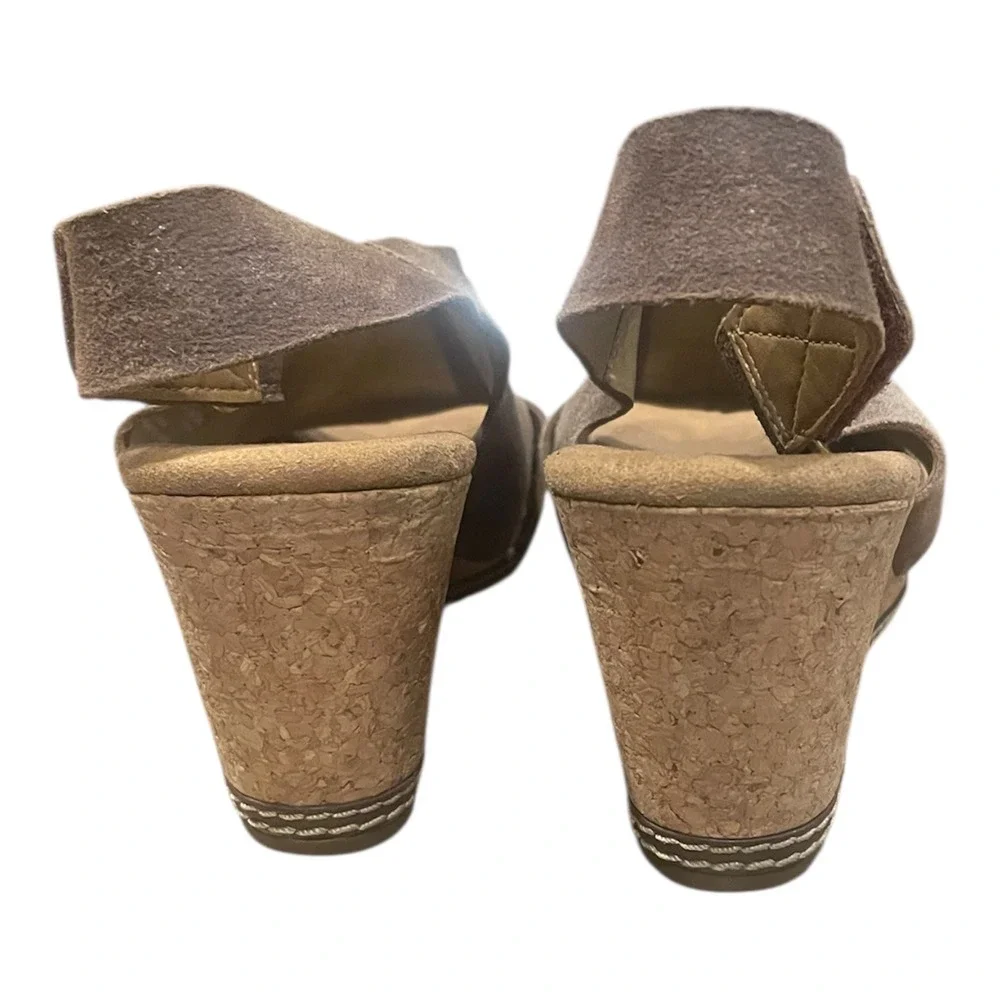 Clarks Collection Taupe Suede Cork Wedge Sandals Slingback Peep Toe Womens 8.5 W